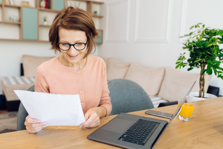 A woman trying to figure out what her retirement benefits will be.